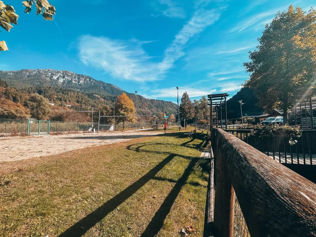 Parco giochi per bambini immerso nel verde