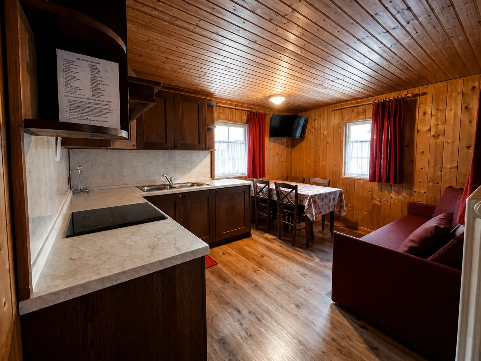 Cucina attrezzata di uno chalet in legno