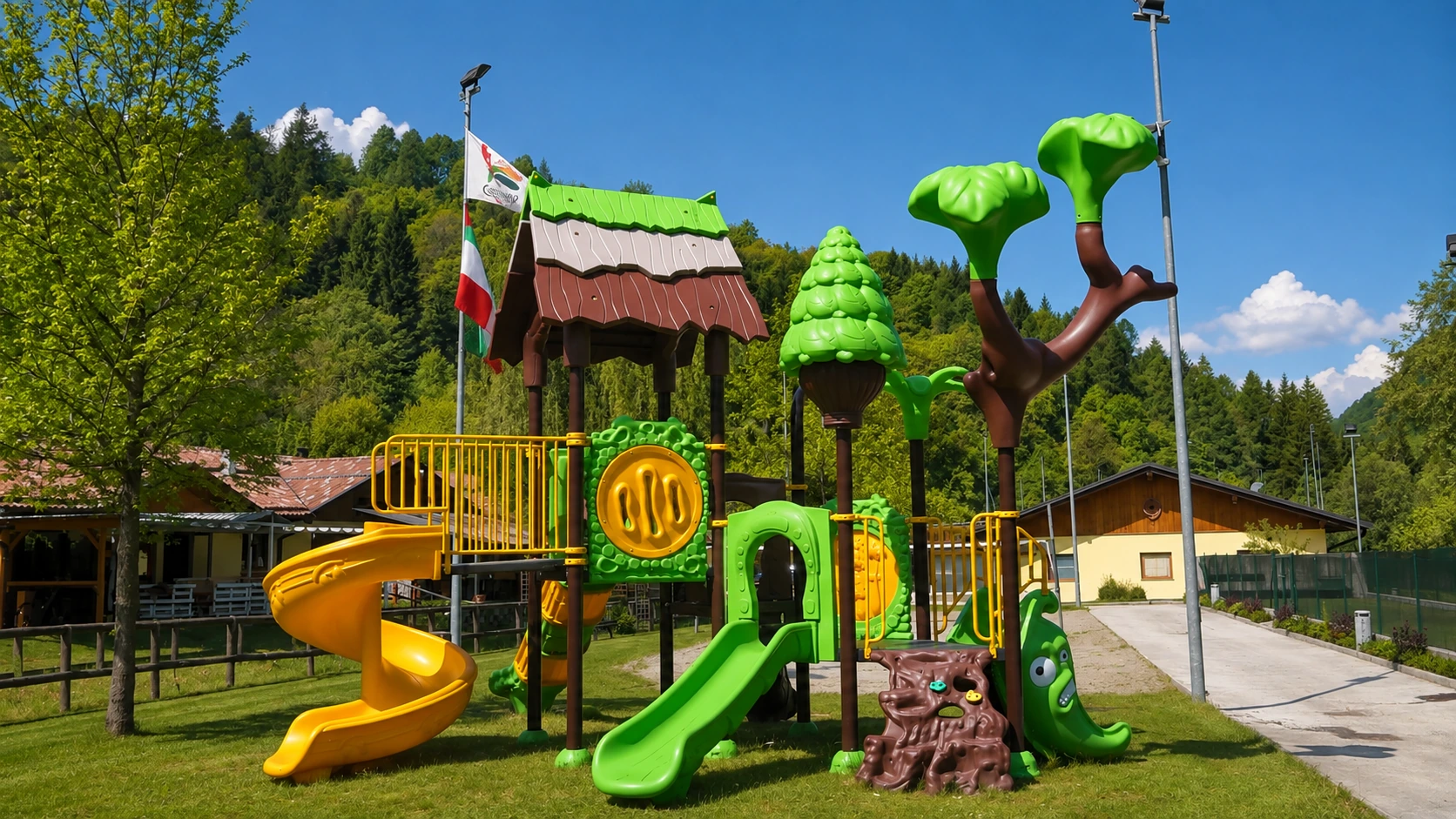 Parco giochi immerso nel verde del campeggio