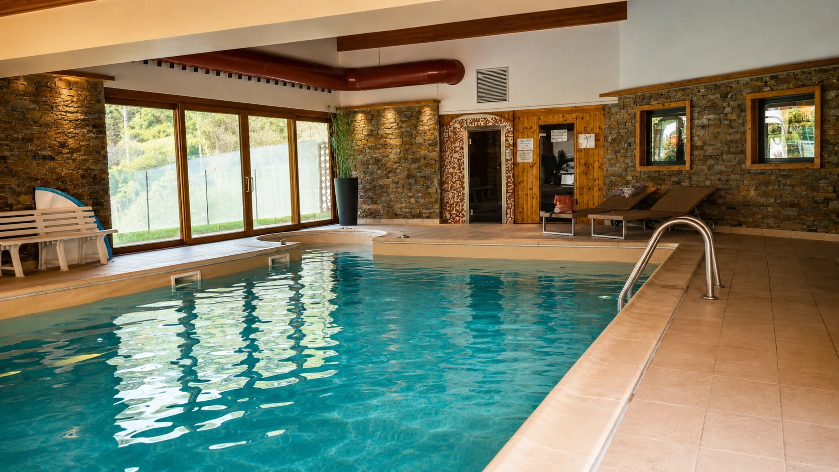 Piscina coperta con area relax